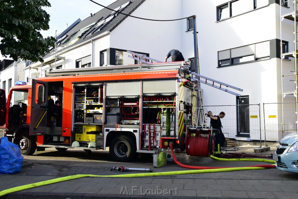 Feuer 2 Dachstuhl Koeln Dellbrueck Von der Leyen Str P195.JPG - Miklos Laubert